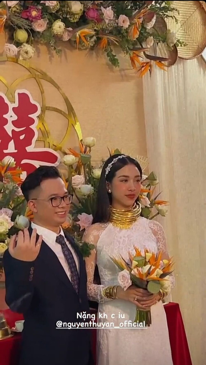 Hình ảnh Thúy An đeo vàng nặng trĩu cỗ trong ngày cưới gây chú ý