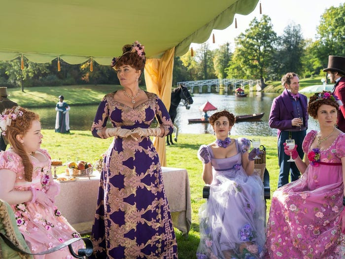 Mặt khác, gia đình Featheringtons được mặc các sắc thái tươi sáng của màu vàng, hồng, xanh lục cho thấy họ là nhà ‘giàu xổi’, không cùng đẳng cấp với tầng lớp thượng lưu. 