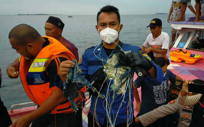 Lực lượng cứu hộ đã phát hiện nhiều mảnh kim loại, miếng đệm ghế, mảnh quần jeans, tóc người và các mảnh được cho là thi thể nạn nhân của máy bay SJ182.