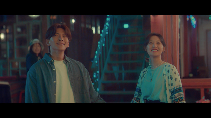 Cả hai vô tình va vào nhau giữa chốn thành thị tấp nập chỉ vì một lần Chae Won mất chiếc máy ảnh và người đã lấy nó không ai khác chính là Eun Oh.