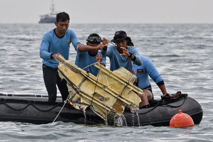 Nhân chứng kể lại khoảnh khắc máy bay rơi ở Indonesia: Nhiều mảnh vỡ trôi nổi sau tiếng nổ lớn ngỡ là bom Ảnh 3