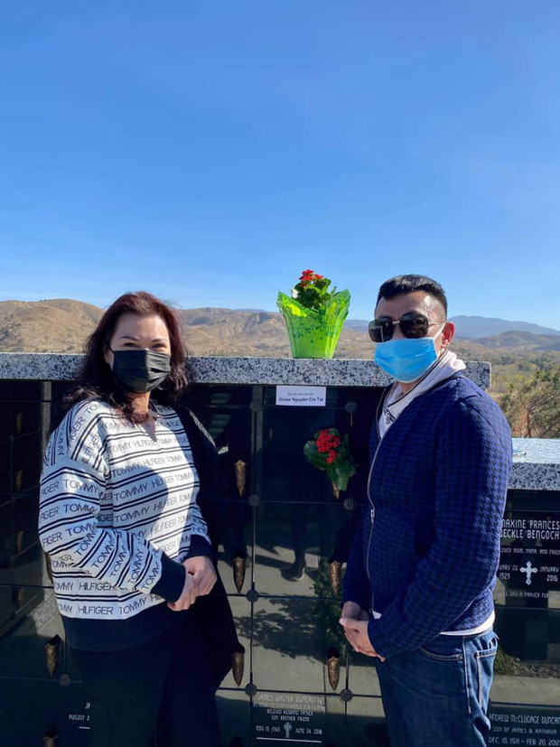 Giữa ồn ào với Dũng Taylor, Hoài Tâm và Phương Loan đến thăm mộ cố nghệ sĩ Chí Tài sau 1 tháng an nghỉ Ảnh 3