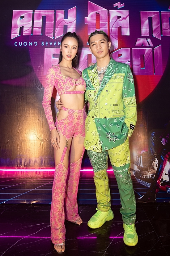 Dẫu biết hình thể cô nàng cực kỳ xinh đẹp, nhưng khi mặc kiểu đồ quá hở hang này thì vẫn rất khó cảm.