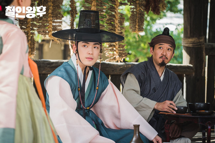 'Mr. Queen': Shin Hye Sun cưỡng hôn Kim Jung Huyn, khán giả á ố 'rồi ai cũng bị cong theo thời gian' Ảnh 7