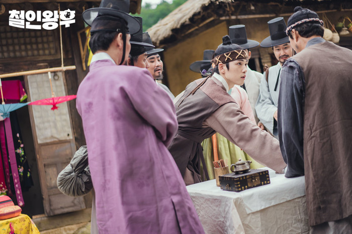 'Mr. Queen': Shin Hye Sun cưỡng hôn Kim Jung Huyn, khán giả á ố 'rồi ai cũng bị cong theo thời gian' Ảnh 8