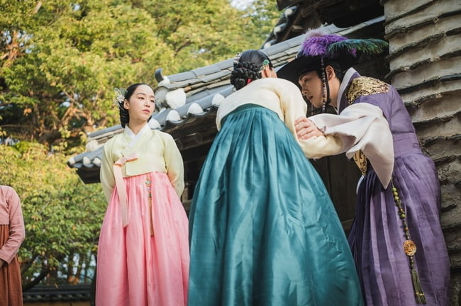 Anh muốn điều tra về vụ ám sát cha mình năm xưa và mấu chốt là ở cái giếng này