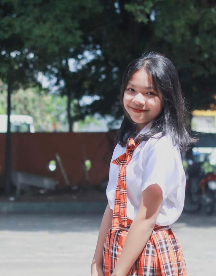Bé Thùy Trang.