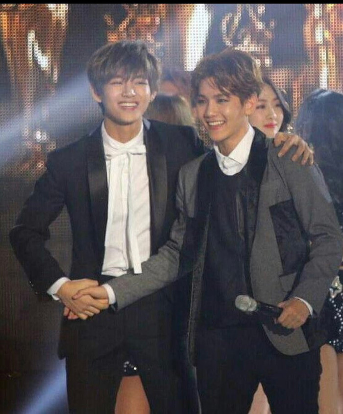 Fan 'đấu đá' nhau, EXO với BTS lại tình cảm với nhau thế này Ảnh 7