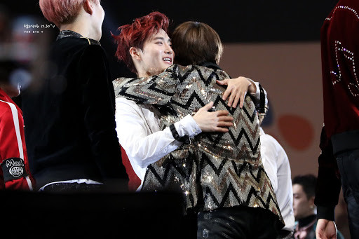 Fan 'đấu đá' nhau, EXO với BTS lại tình cảm với nhau thế này Ảnh 11