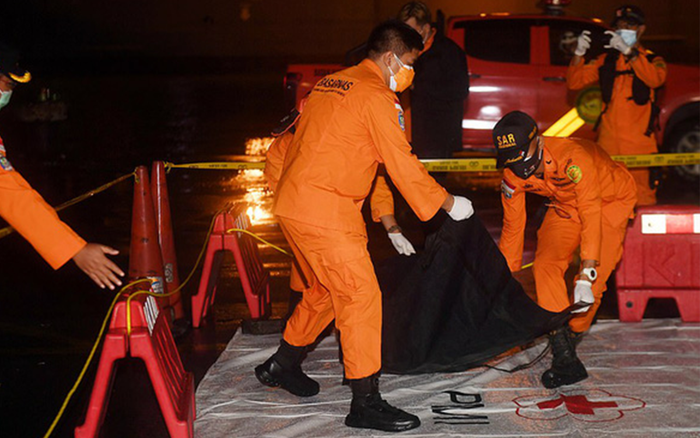 Vụ máy bay rơi ở Indonesia: Cứu hộ đưa xác và các mảnh thi thể của nạn nhân vào bờ Ảnh 2