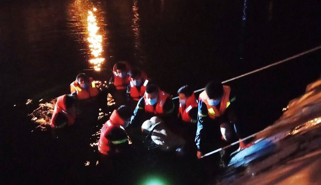 Lực lượng chức năng tìm kiếm ông H. trong đêm. Ảnh: PLO