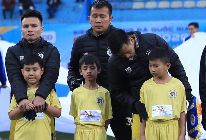 Hình ảnh những em bé co ro vì mặc ít áo khi ra sân cùng hai đội ở trận Siêu Cúp Quốc gia gây bức xúc dư luận.