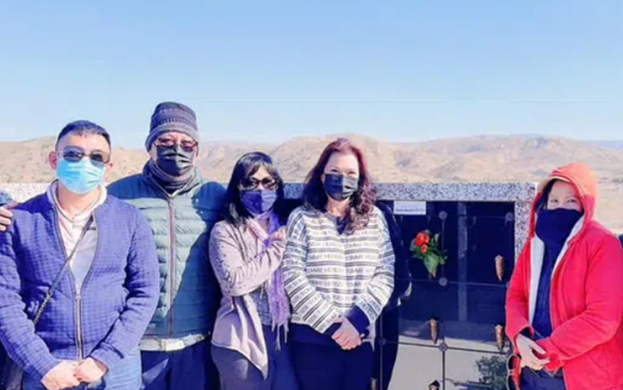 Tròn 1 tháng cố NS Chí Tài qua đời, hình ảnh ca sĩ Phương Loan viếng mộ chồng khiến ai cũng bùi ngùi Ảnh 2