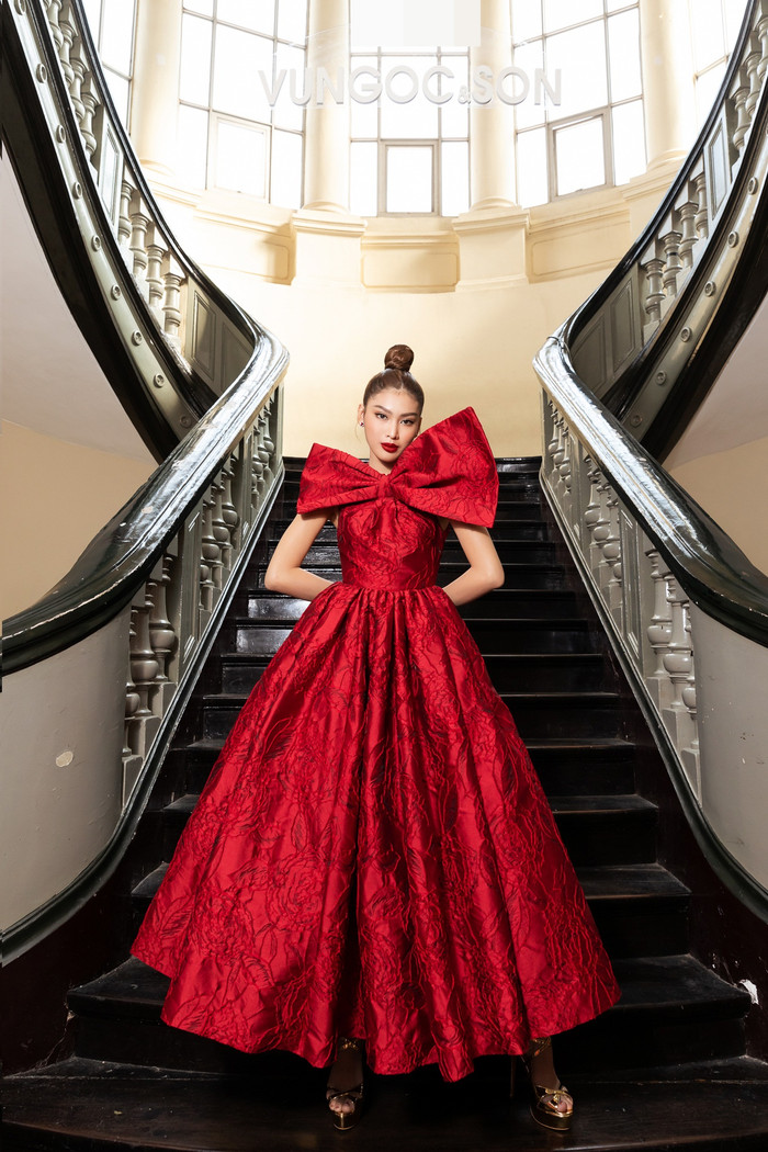 Á hậu Ngọc Thảo kiêu sa như một nữ hoàng. 