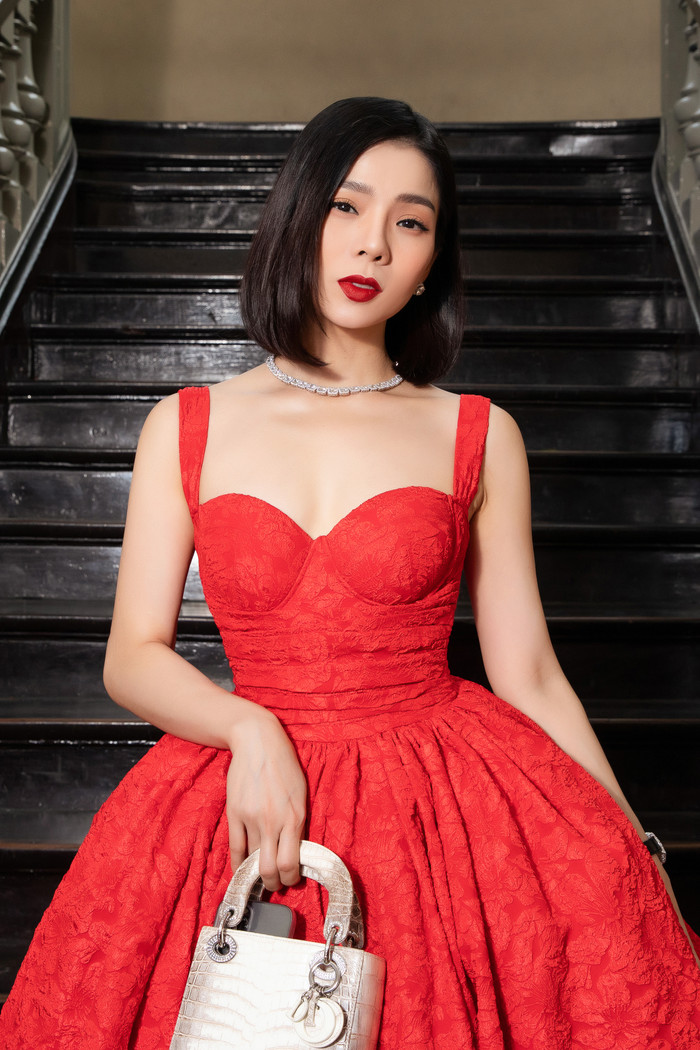 Vắng bóng 'tình trẻ', Lệ Quyên đi sự kiện một mình mà vẫn thu hút toàn bộ sự chú ý của khán giả. 