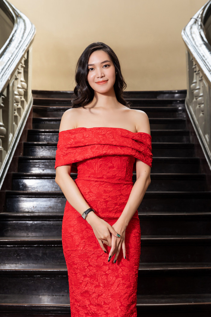 Không cầu kỳ, cô thu hút ánh nhìn bởi sự ngọt ngào của mình. 