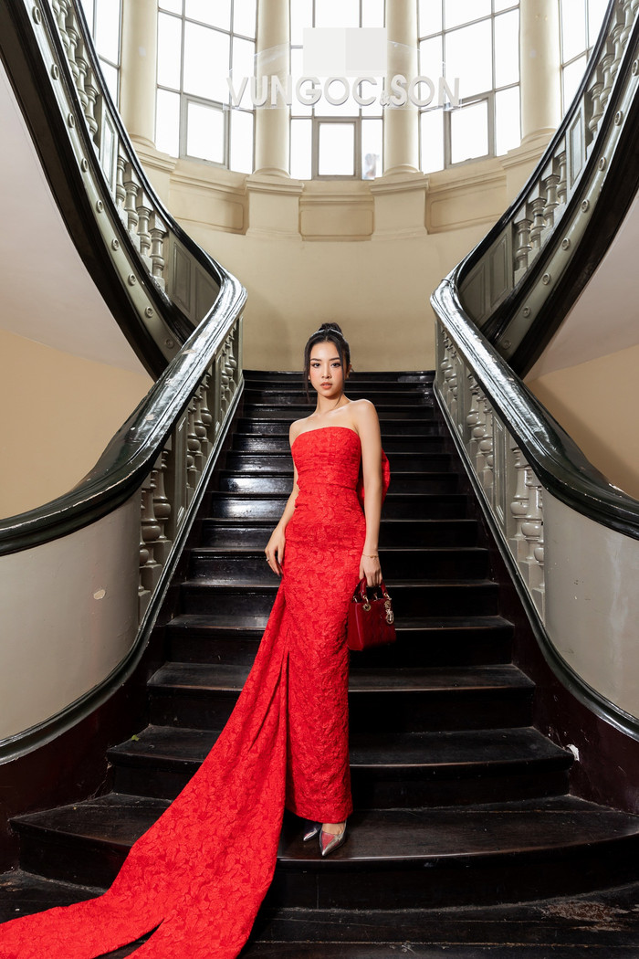 Á hậu Thúy An mang túi Dior đồng màu trang phục. 