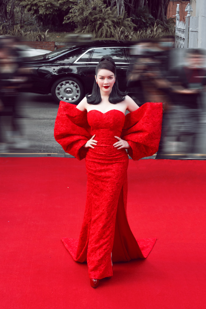 Lý Nhã Kỳ xinh đẹp trong mẫu đầm ôm sát, chiếc áo cúp ngực tôn được hết đường cong bốc lửa. 