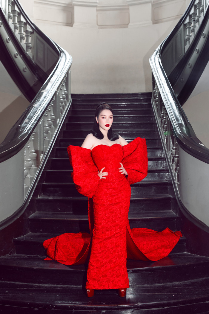 Cô tinh tế chọn cho mình màu son đỏ rực, vô cùng ăn rơ với trang phục.
