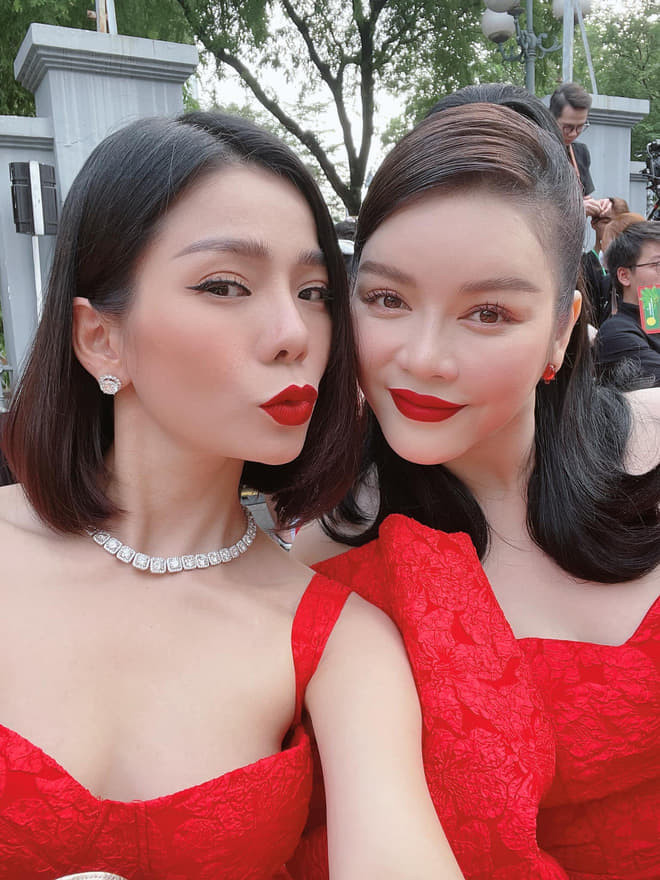 Hai người đẹp có khoảnh khắc thân thiết cùng nhau.