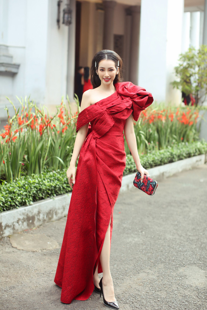 Hoa hậu Trương Tri Trúc Diễm đẹp kiêu kỳ cùng chiếc váy đỏ rực, đường xẻ cao khoe đôi chân dài. 