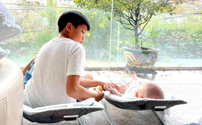 Hạnh phúc như Hà Hồ: Khoe cảnh Subeo ngọt ngào hát cho Leon nghe trước khi đi học Ảnh 2