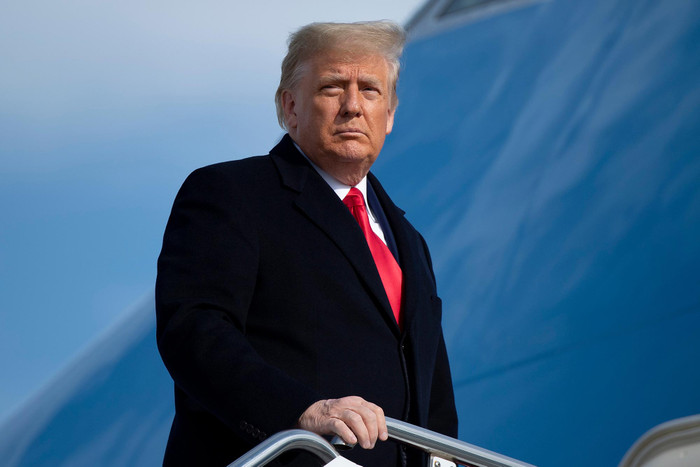 Tổng thống Mỹ Donald Trump đang bước lên chiếc Không lực Một ở Maryland, Hoa Kỳ hôm 12/12. (Ảnh: BRENDAN SMIALOWSKI | Getty Images)