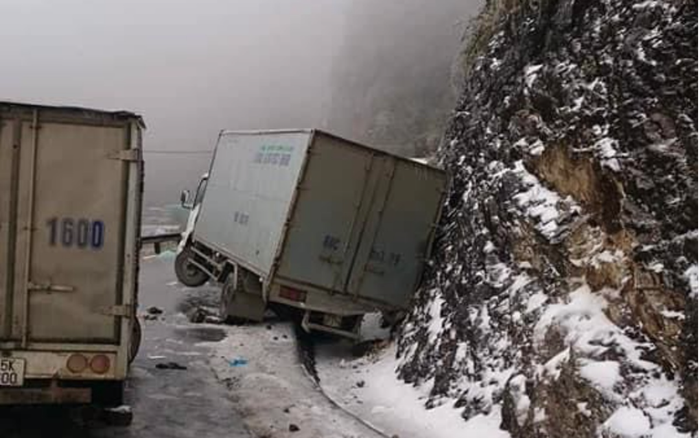 Hàng loạt xe bị trơn trượt, gặp nạn va vào vách núi trên đường lên Sa Pa vì băng tuyết Ảnh 2