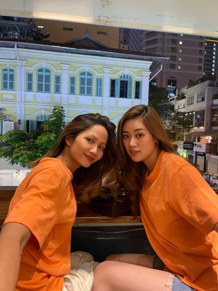 Qua những hình ảnh mà hai nàng hậu chia sẻ, bên cạnh nụ cười tươi rói cùng những cử chỉ 'tình thương mến thương' thì phong cách thời trang cũng như gương mặt mộc là điểm khiến fan của 2 nữ hoàng chú ý.