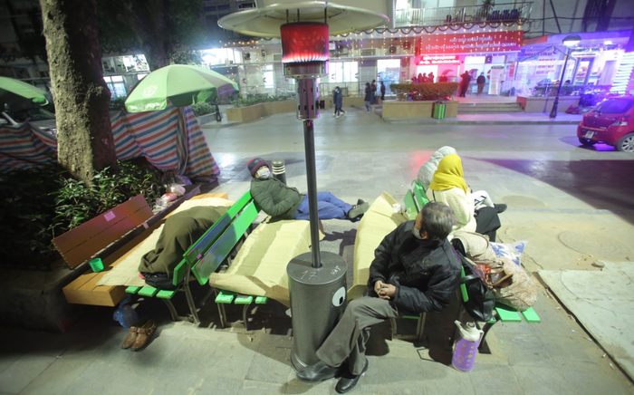 Những cây sưởi ấm lòng người nhà bệnh nhân giữa cái lạnh cắt da thịt ở Hà Nội Ảnh 2