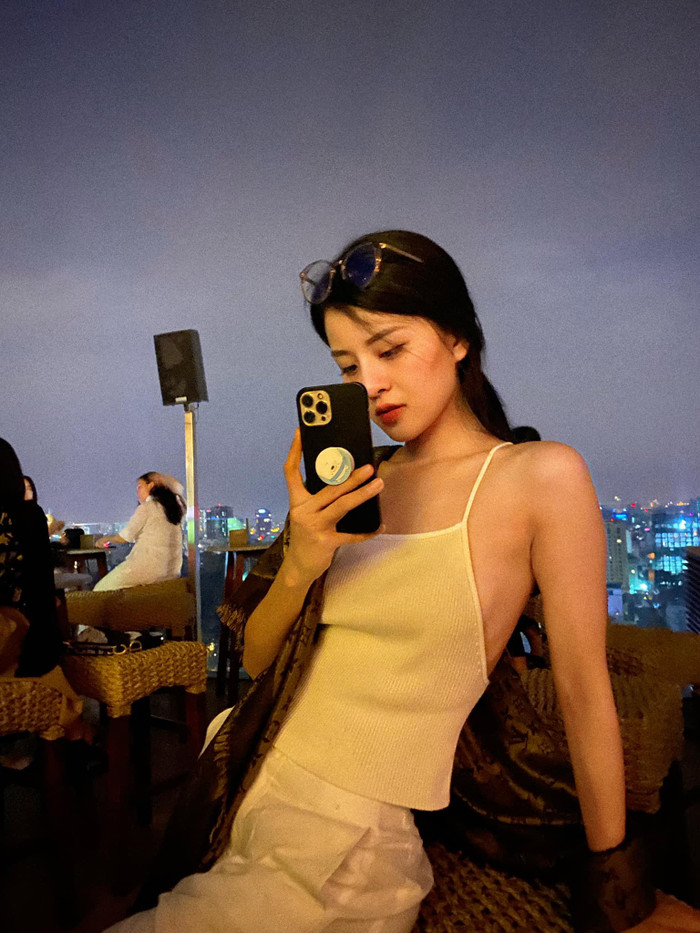 Hotgirl Trâm Anh khoe ảnh chị gái nhưng dòng trạng thái đi kèm khiến nhiều người 'đỏ mặt' Ảnh 2