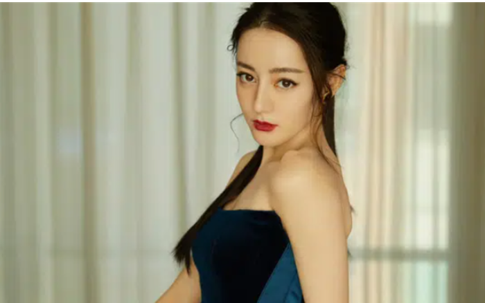 Sau Hoàng Cảnh Du, Địch Lệ Nhiệt Ba cười rạng rỡ bên trai đẹp khác Ảnh 2