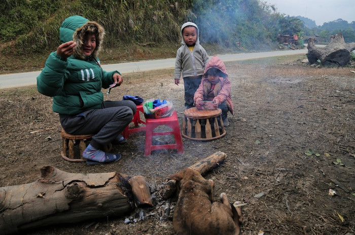 Các em đốt lửa sưởi ấm
