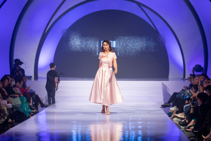 Từ sau khi sinh con, Hà Anh không xuất hiện quá thường xuyên trên sàn diễn. Nhưng mỗi lần tái xuất, cô lập tức khiến mọi người trầm trồ.