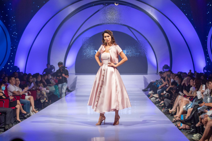 Dù diện trang phục tông màu pastel trang nhã, Hà Anh vẫn cực kì nổi bật, thu hút bằng vẻ đẹp kiêu hãnh và phong cách catwalk đặc trưng.