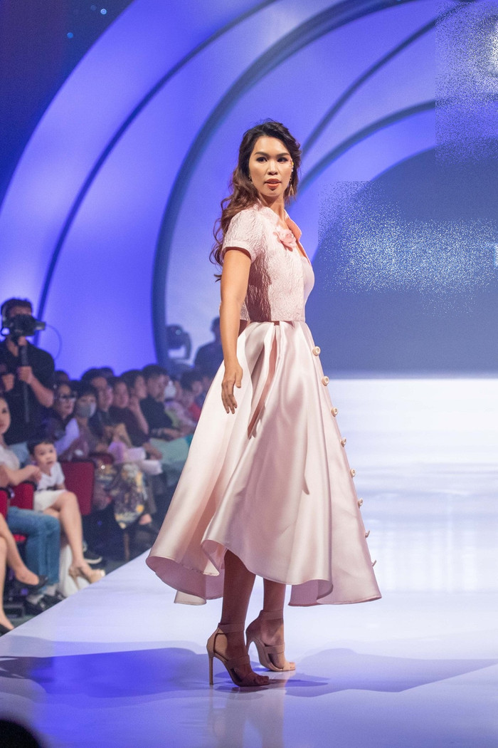 Trong show diễn này, siêu mẫu đảm nhận hai bộ trang phục mở màn và kết thúc của BST Spring summer 2021. 