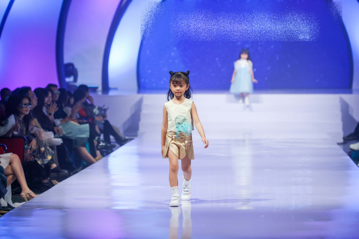 Trên nền các loại vải cao cấp satin, chiffon, tulle,... các kỹ thuật cắt may, đính kết công phu và phối trộn tài tình các chất liệu được áp dụng,