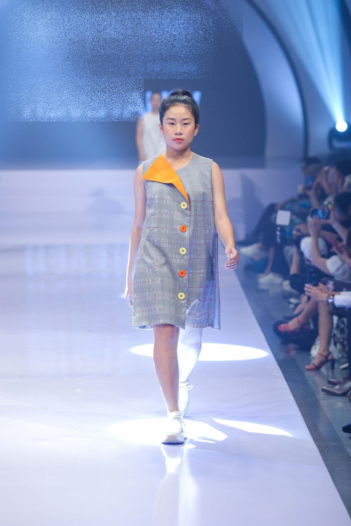 Bộ sưu tập mang một màu sắc nổi bật riêng, kết hợp các chất liệu cao cấp và kiểu dáng năng động, mang tính ứng dụng cao