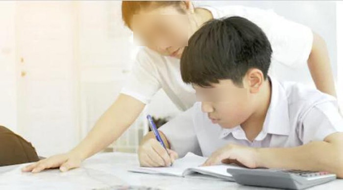 Giúp con giải bài toán tiểu học, phụ huynh bị giáo viên chấm sai. Ảnh minh họa