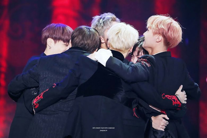 5 lần các thành viên BTS thể hiện sự ủng hộ cho đồng đội Ảnh 6