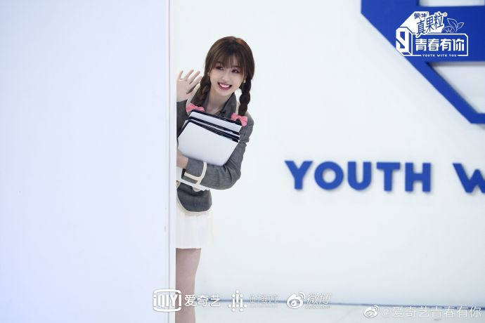 Lên chức trợ giảng nhưng Ngu Thư Hân vẫn 'làm màu' như những ngày đầu bước chân vào 'Thanh xuân có bạn' Ảnh 9