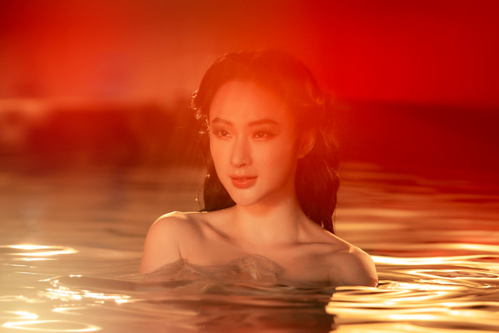 Hình ảnh gợi cảm được cắt trong đoạn clip khiến dân tình xịt máu mũi