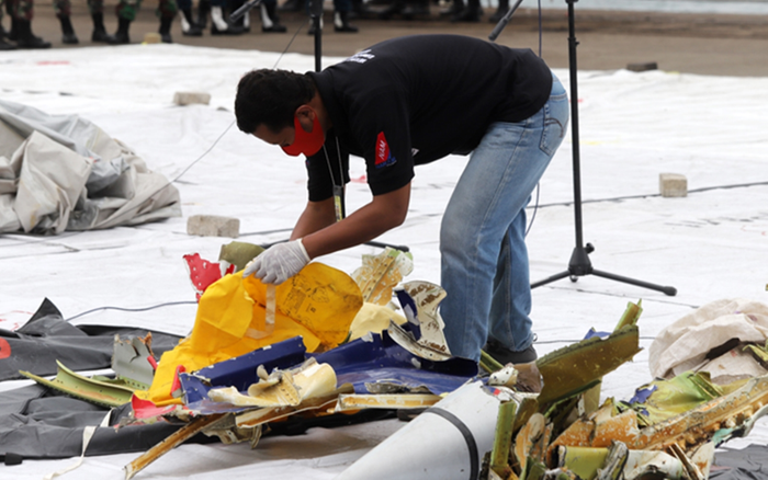 Vụ máy bay rơi ở Indonesia: Tìm thấy 40 túi đựng mảnh vỡ, nhiều túi thi thể Ảnh 2