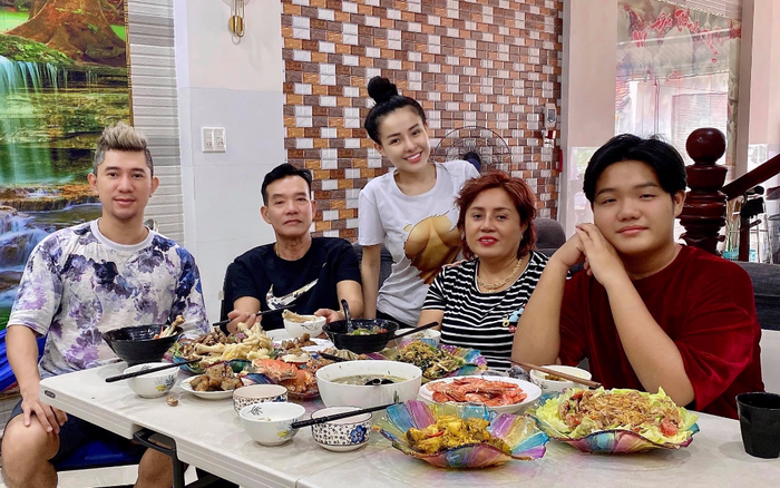 Chụp ảnh cùng gia đình nhưng Ngân 98 lại có hành động phản cảm này Ảnh 2