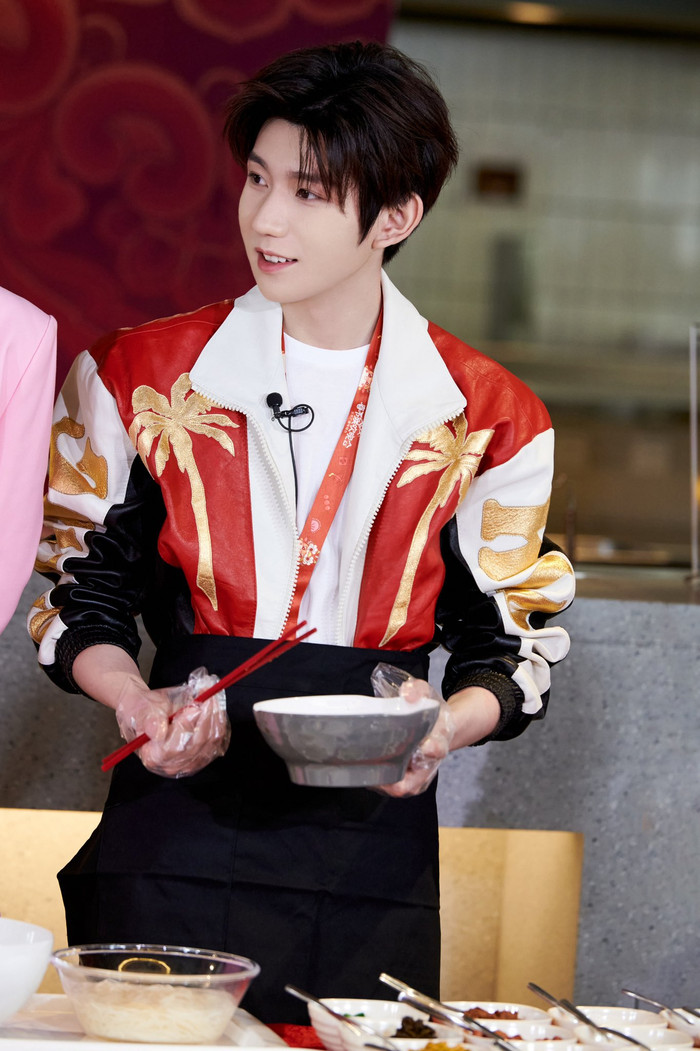 Vương Nguyên bị tố khai gian chiều cao khi đứng cạnh Địch Lệ Nhiệt Ba Ảnh 10