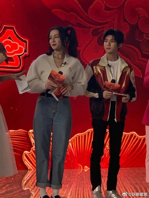 Vương Nguyên bị tố khai gian chiều cao khi đứng cạnh Địch Lệ Nhiệt Ba Ảnh 5