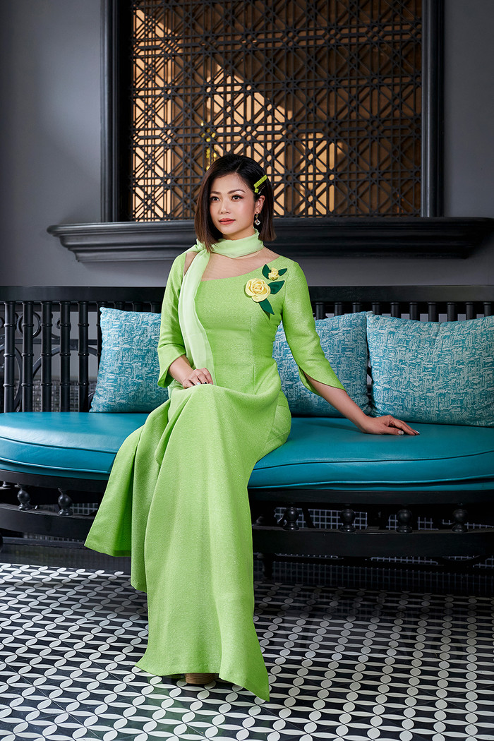 Thêm thắt cho tà áo dài là những phụ kiện khắn quấn cổ tinh tế để giữ ấm trong những ngày trở lạnh ở phía Bắc&nbsp;