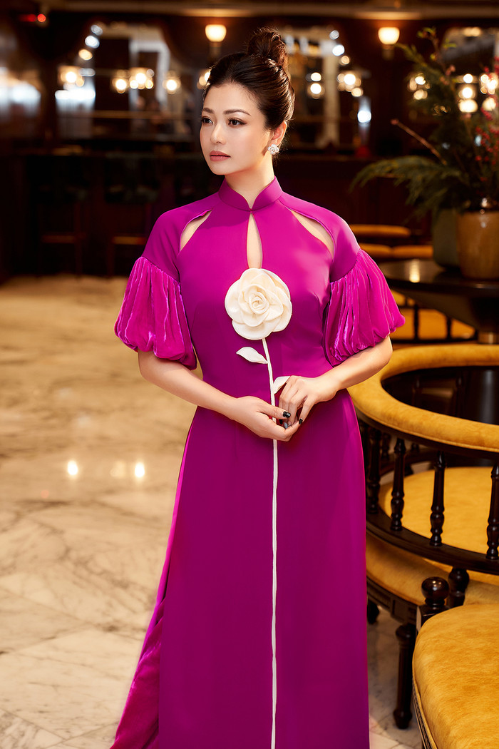 Thiết kế áo dài cách tân cắt xẻ tinh tế điểm xuyến bông hoa hồng giữa áo&nbsp;