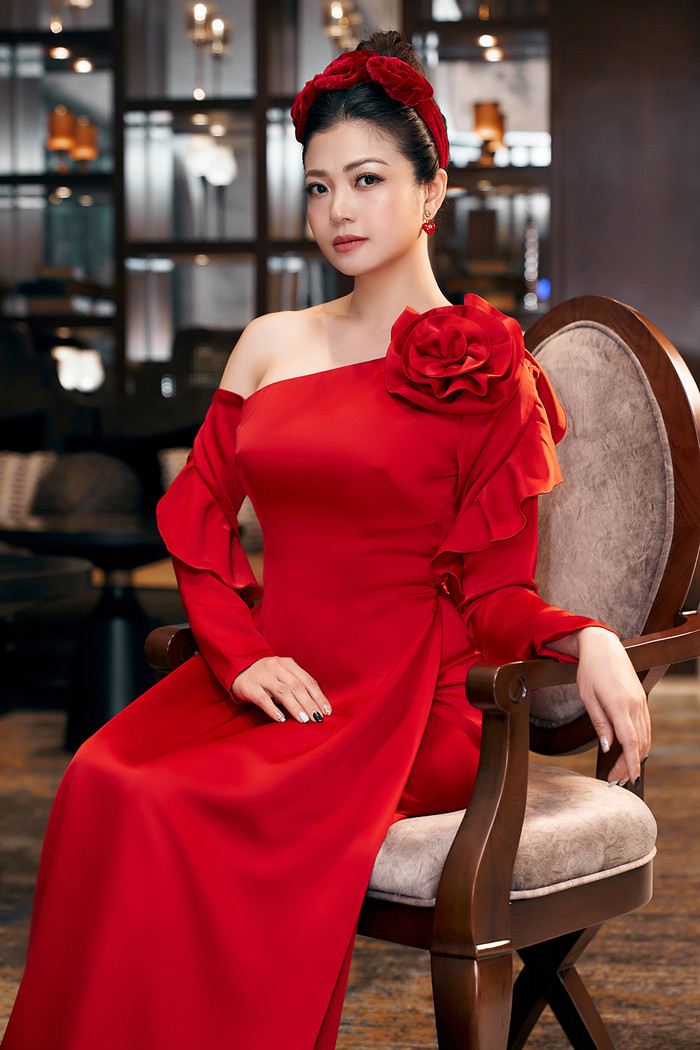 Mẫu áo dài đỏ rực lệch vai thêm thắt họa tiết hoa hồng 3D cực kì sang trọng phù hợp với các bữa tiệc cuối năm trang trọng&nbsp;