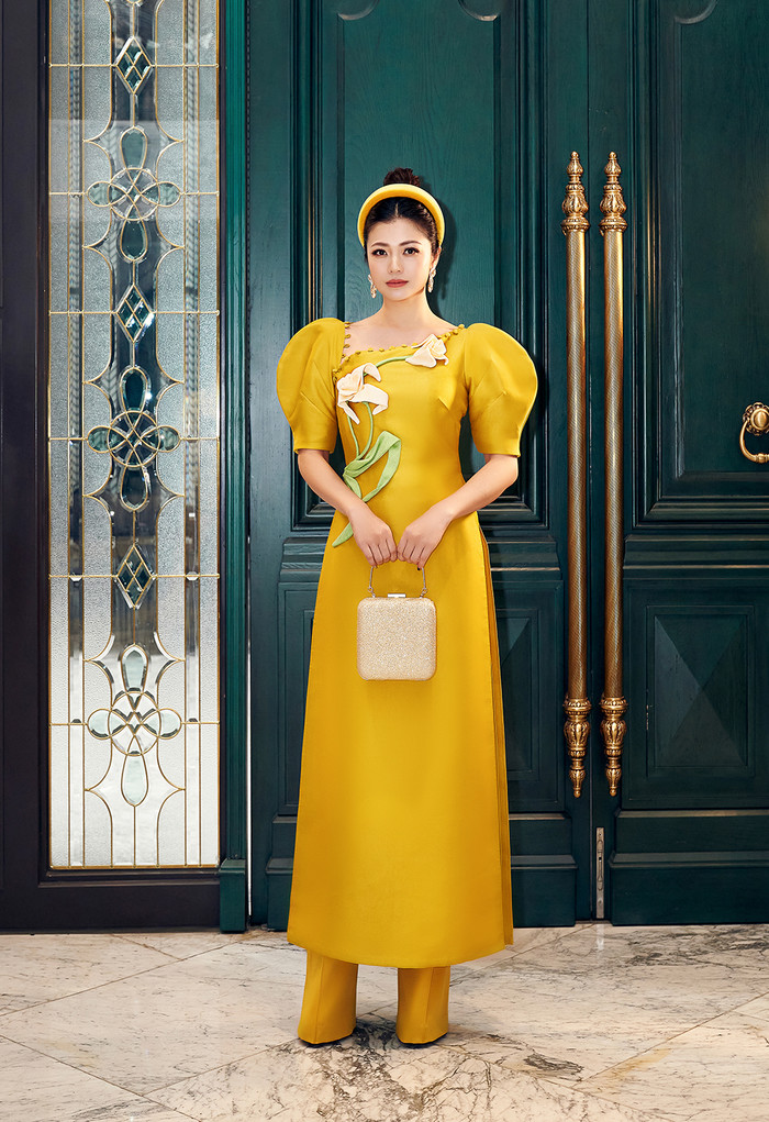 Mẫu áo dài thiết kế vai bồng cùng &nbsp;phom đứng dáng, lịch thiệp sẽ là một lựa chọn sáng tạo cho phái đẹp mặc xuống phố đón Tết mới&nbsp;